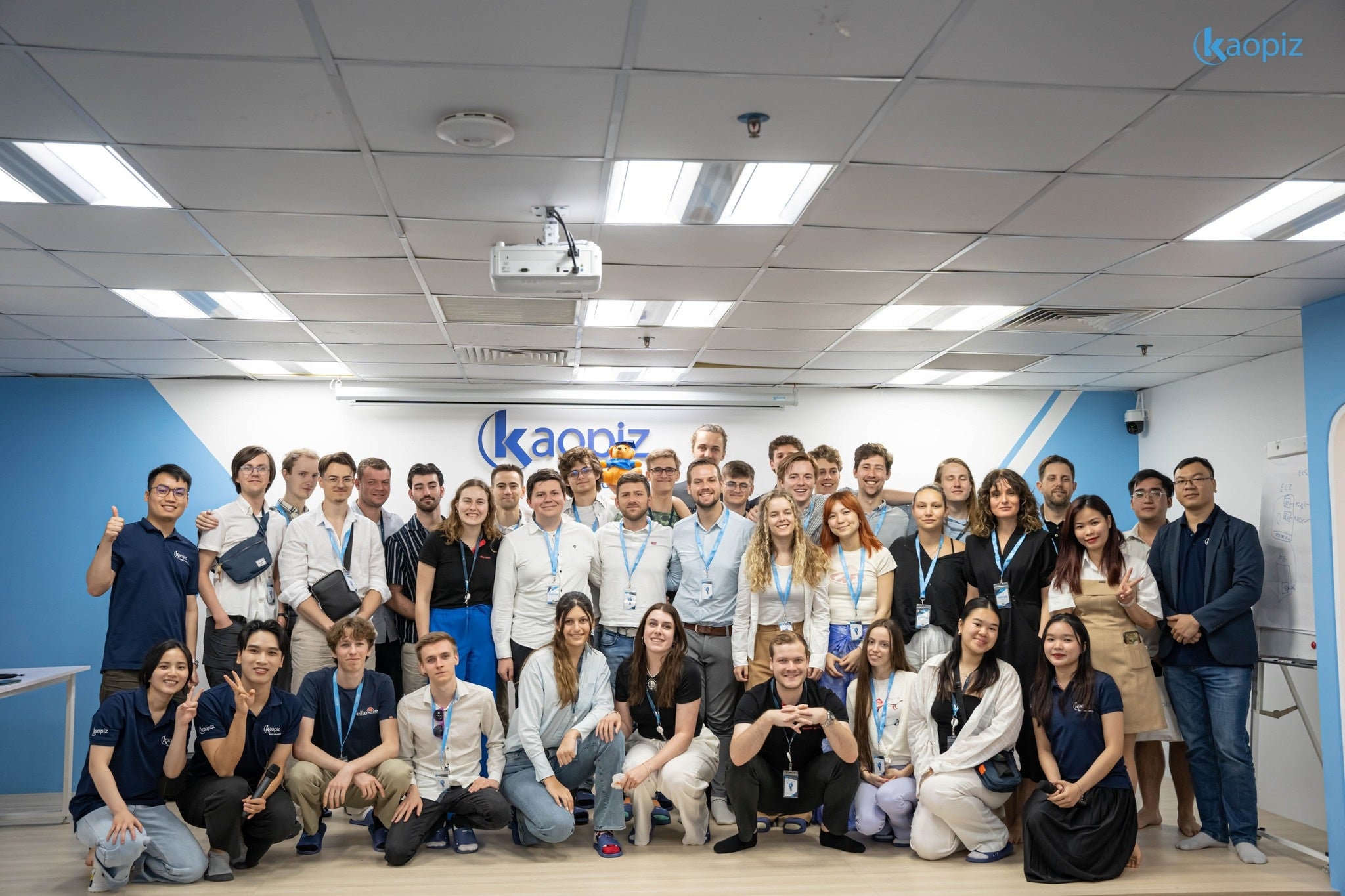 カオピーズとユトレヒト大学の学生の記念写真