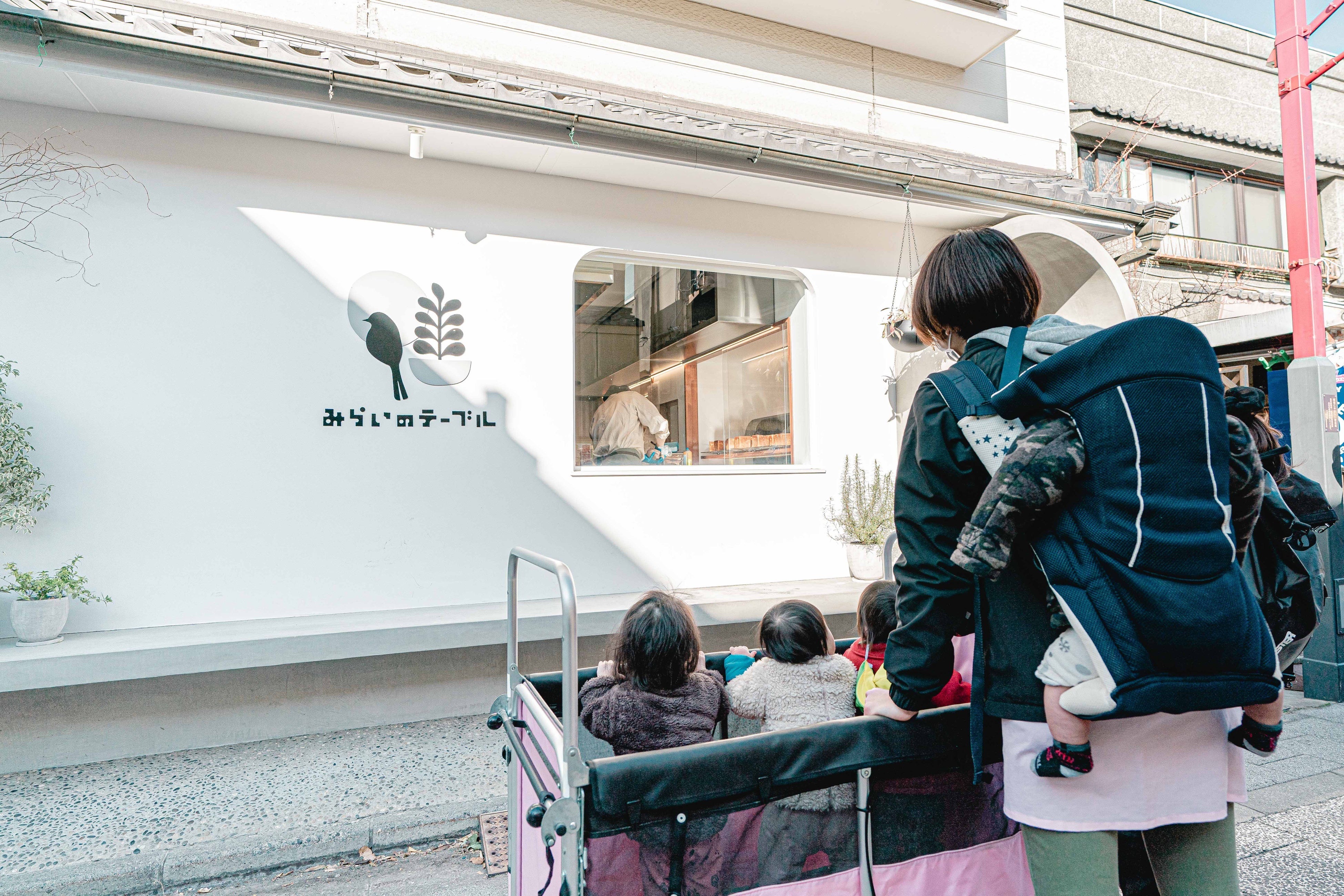 店舗外からも厨房が見える構造