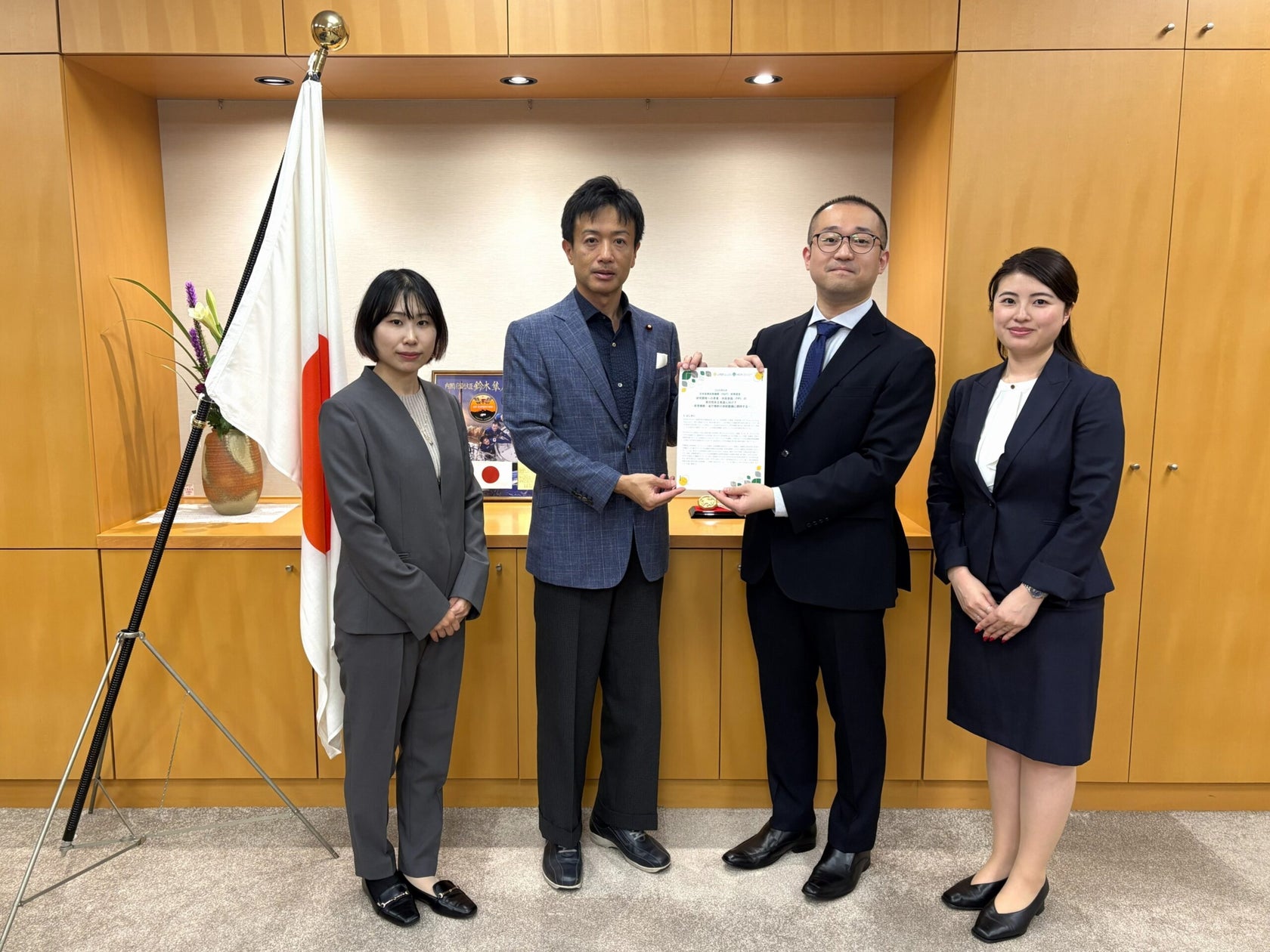 【政策提言】「研究開発への患者・市民参画(PPI)の実効性ある推進に向けて―疾患横断・省庁横断の体制整備に期待する―」を公表、鈴木隼人内閣府副大臣へ手交