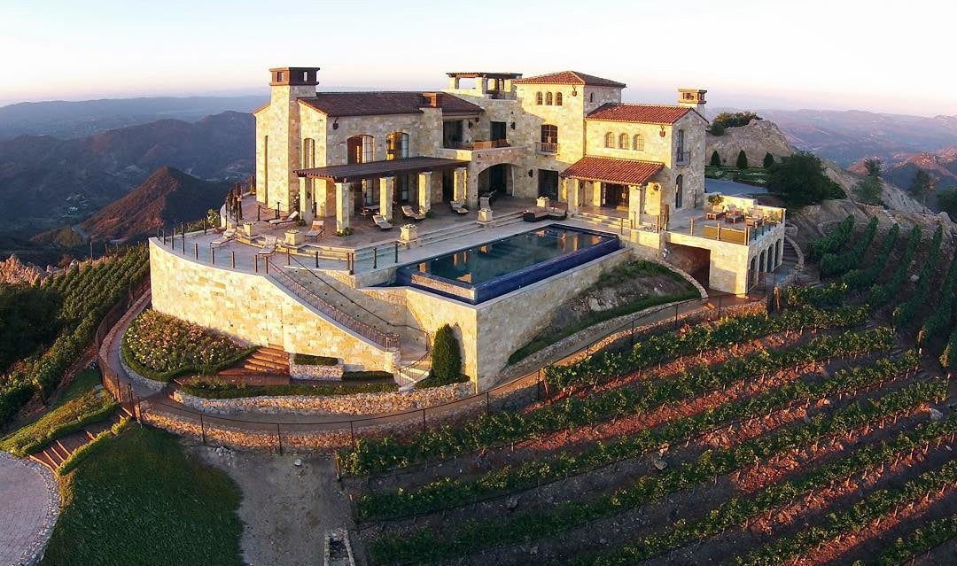 天空の愛城 Malibu Rocky Oaks (マリブロッキーオークス)