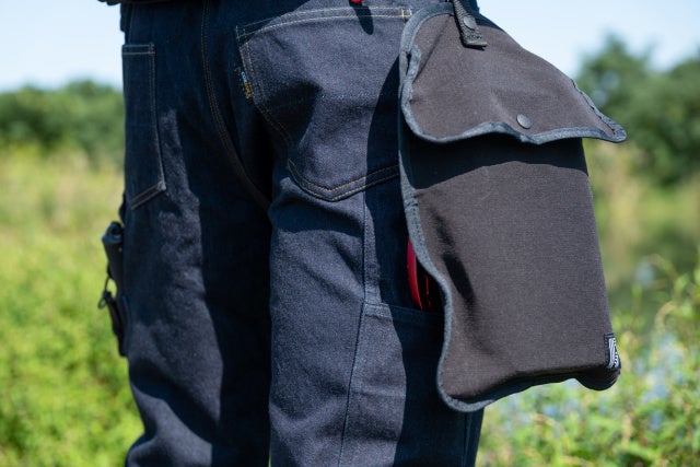 一般的なベルトなどでも、「Hanging Bag|KOBANZAME」上部のループを通す事ができれば、どこにでもぶら下げる事が出来ます。