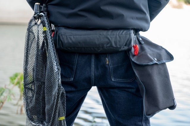 ウェビングベルト採用で腰回りの「ゴワツキ」を防止