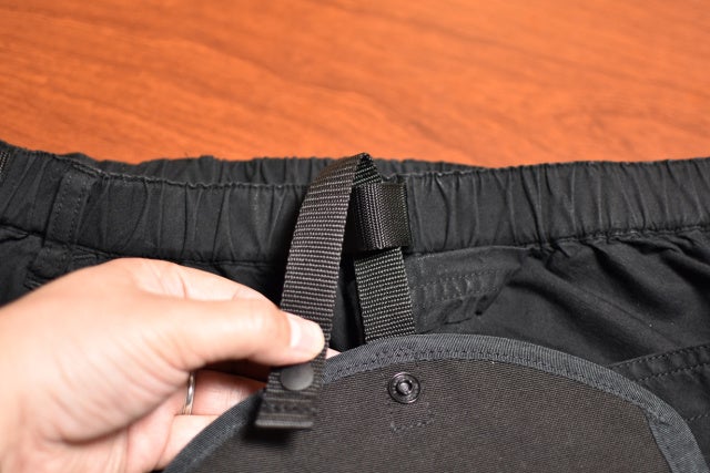 両サイド・バックの部分はウェビングベルトが外に出ており、オプションの「Hanging Bag」を装着可能。カラビナなどでモノを引っ掛けることも可能