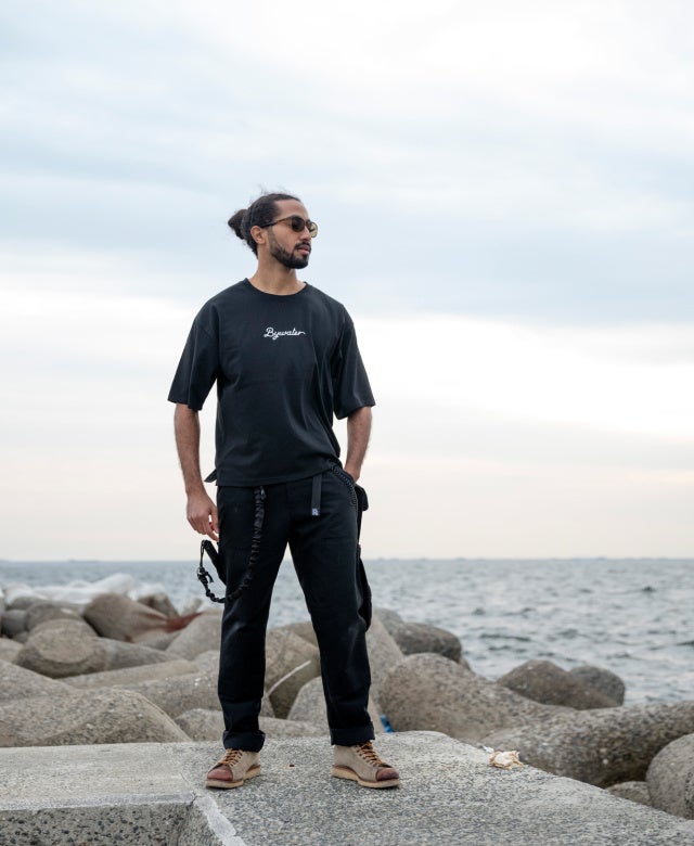 動きやすさを確保した上でのやや細身のシルエット。普段使いもOK。※Fishermans Workpants HASU®（ORI）ブラック着用