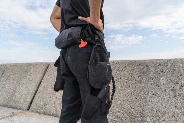 大小様々なポケットでたっぷり収納。※Fishermans Workpants HASU®（NTP）ブラック着用