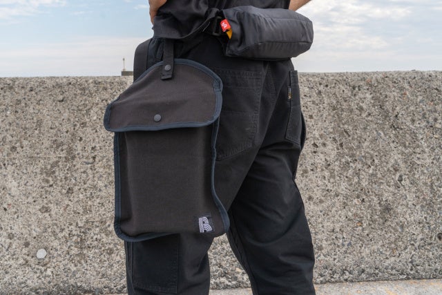 一般的なベルトなどでも、「Hanging Bag｜KOBANZAME®」上部のループを通す事ができれば、どこにでもぶら下げる事が出来ます。