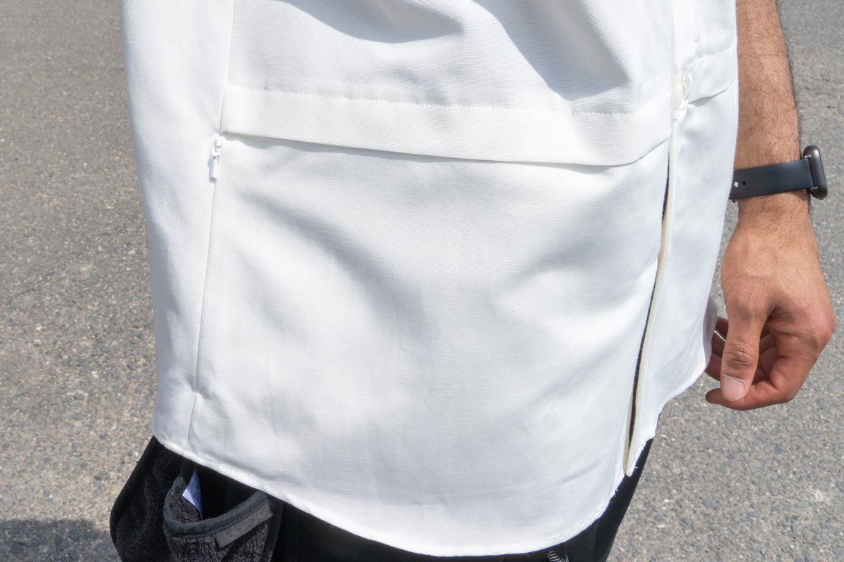 ファスナーを閉じるとほとんど目立ちません。