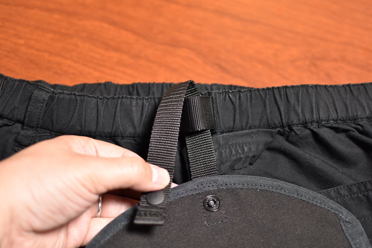 両サイド・バックの部分はウェビングベルトが外に出ており、オプションの「Hanging Bag」を装着可能。カラビナなどでモノを引っ掛けることも可能