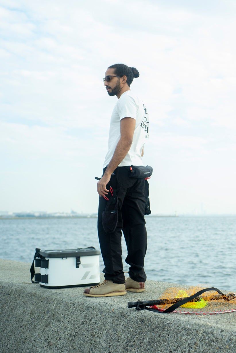 動きやすさを確保した上でのやや細身のシルエット。普段使いもOK。※Fishermans Workpants HASU®（ORI）ブラック着用