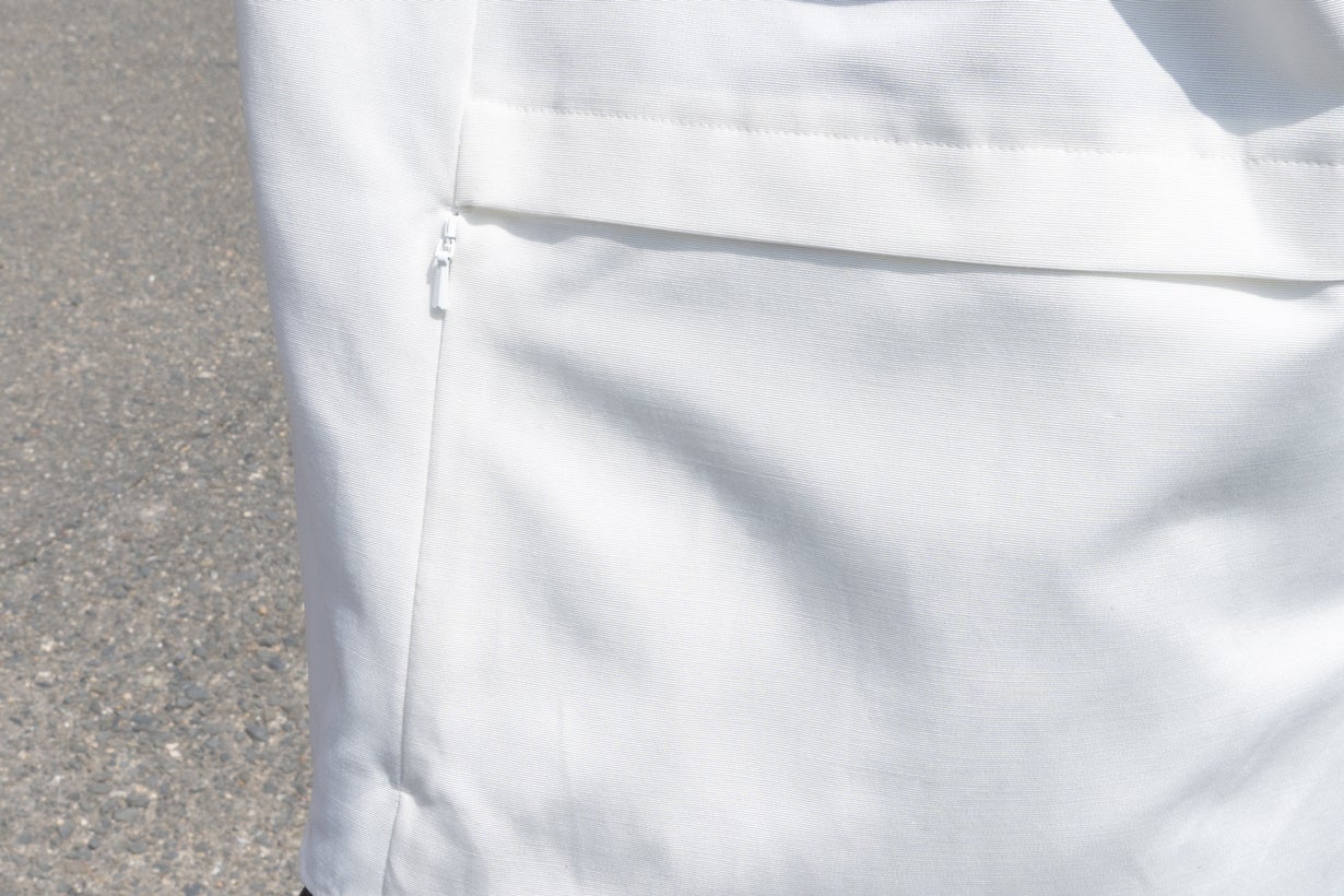 ※ファスナーを閉じるとほとんど目立ちません。