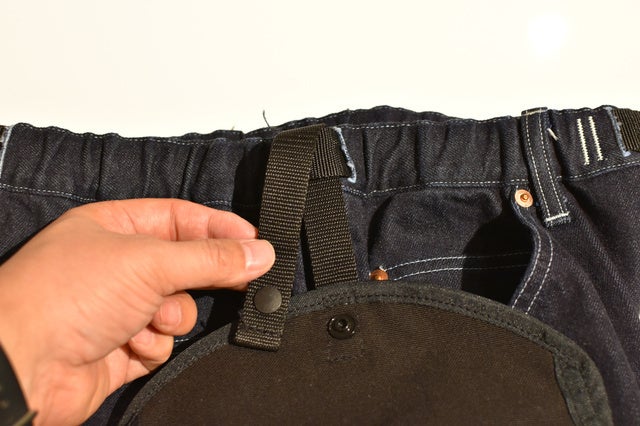 両サイド・バックの部分はウェビングベルトが外に出ており、オプションの「Hanging Bag」を装着可能。カラビナなどでモノを引っ掛けることも可能