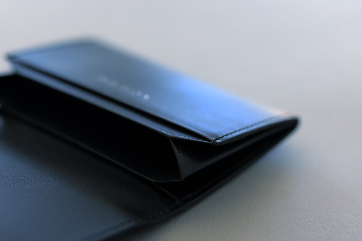 廃棄される魚の皮からできたフィッシュレザーを「海の波」に