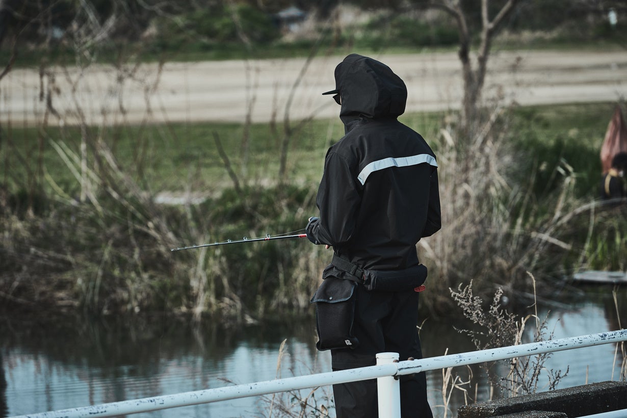 背中には止水ファスナーで開閉可能な大きなベンチレーション