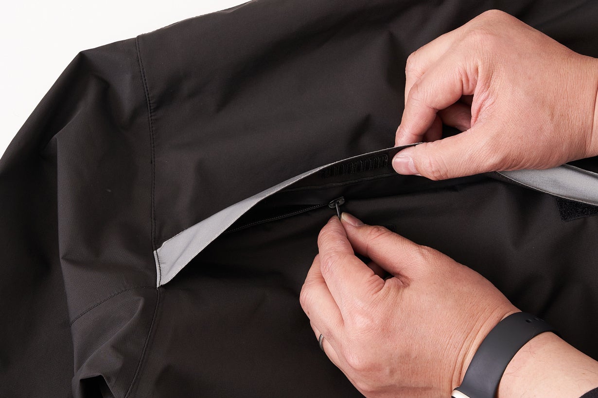 止水ファスナーで開閉可能。冬には閉じて使うのがオススメ。