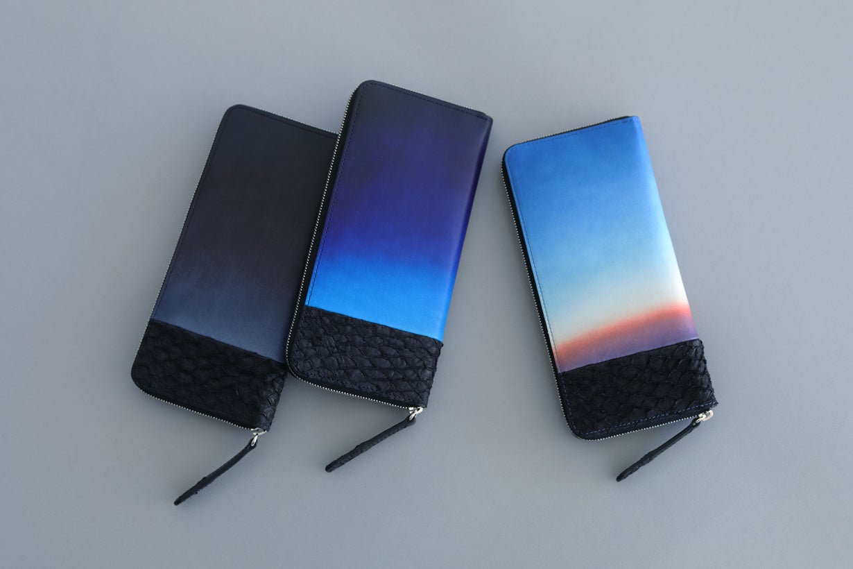 廃棄される魚の皮からできたフィッシュレザーを「海の波」に見立て、手