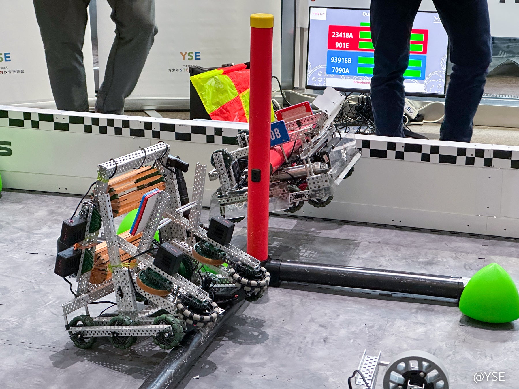 今シーズンの競技の目玉となるよじ登るロボット（奥）うまくぶら下がることができたようです