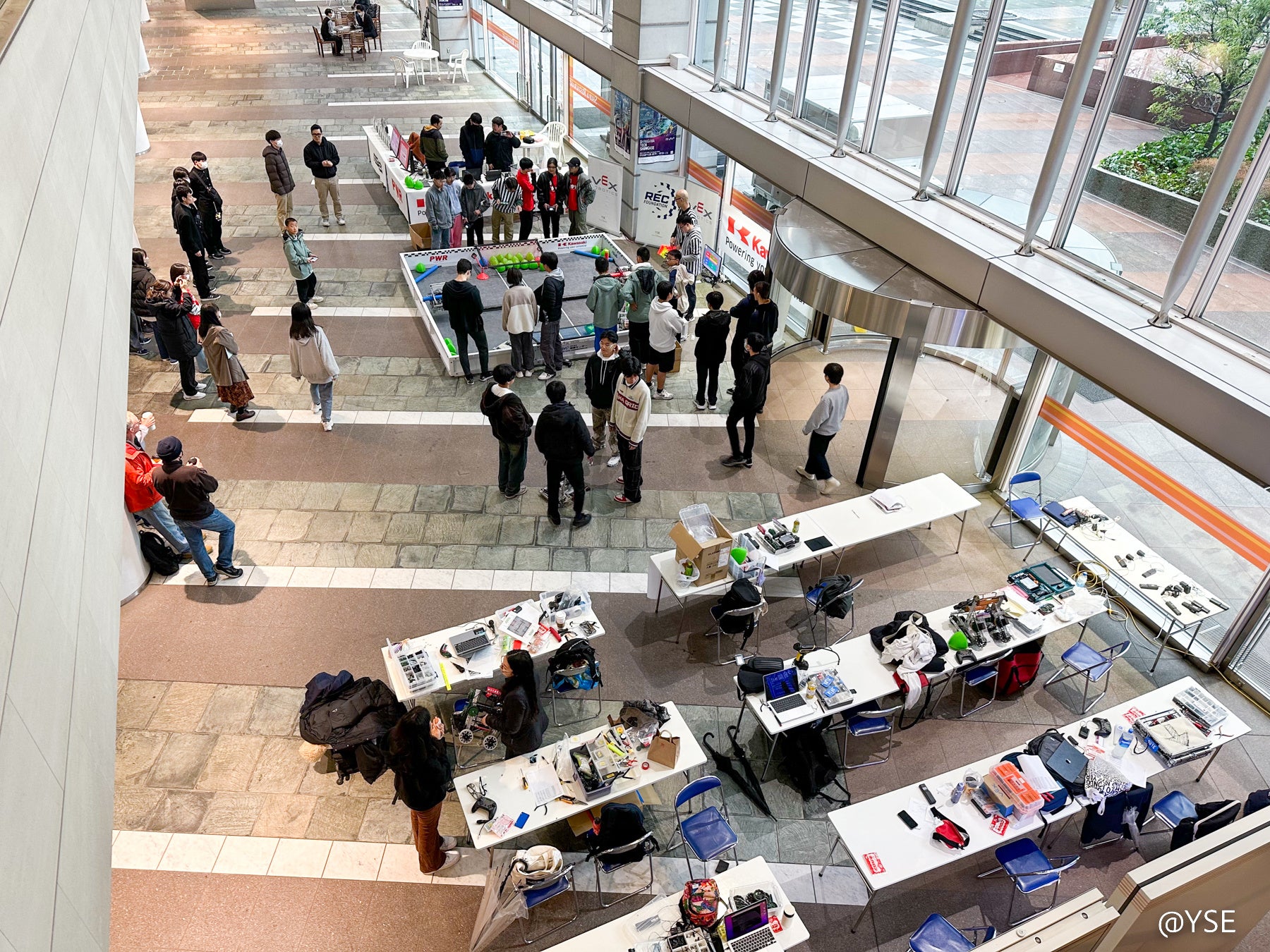 手前に設置されたテーブルは各チームのピットテーブルです