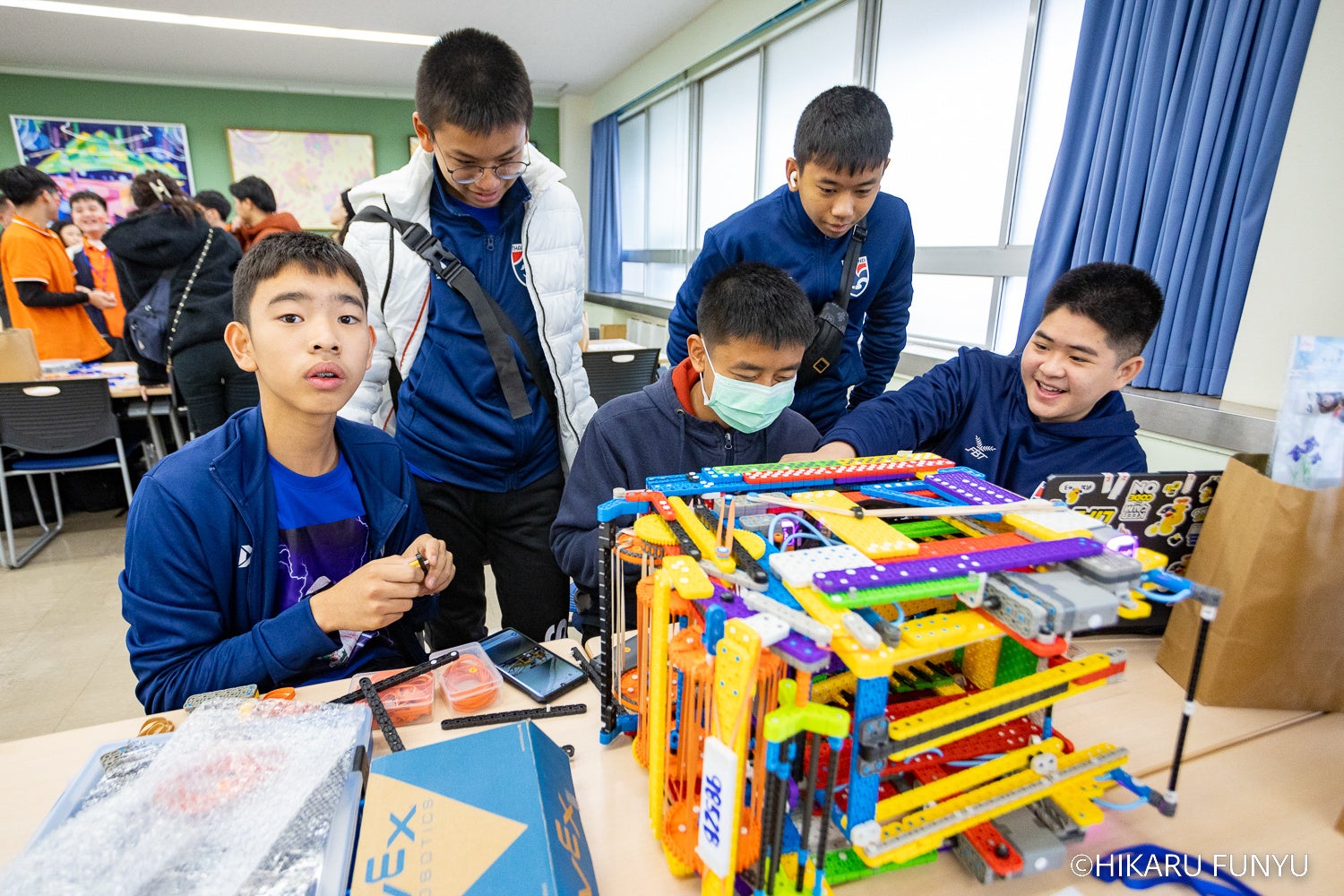 会場に到着早々ロボットの最終チェックをするタイのチーム