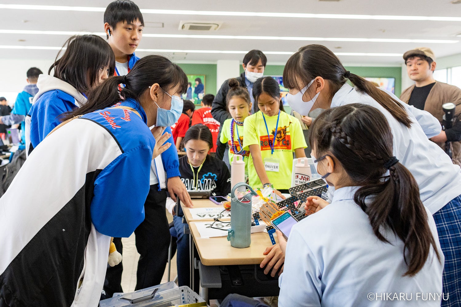 来日した香港の強豪チームが初参戦の国内チームと一緒に戦略を明確にする様子