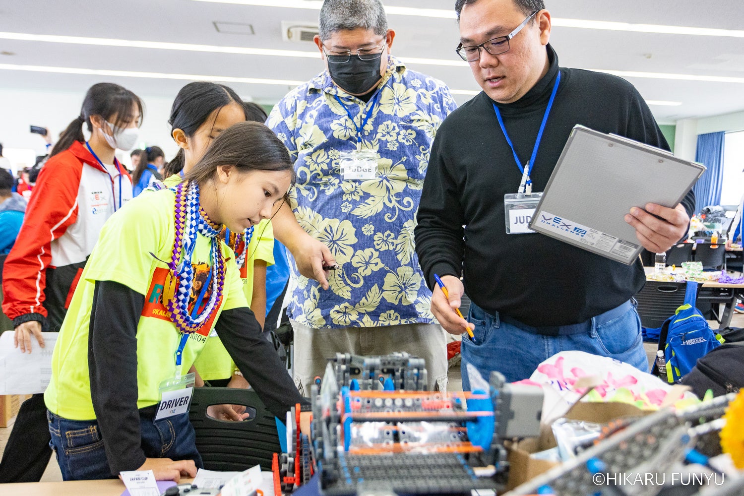 ジャッジは子供達のエンジニアリングプロセスをインタビューし評価する