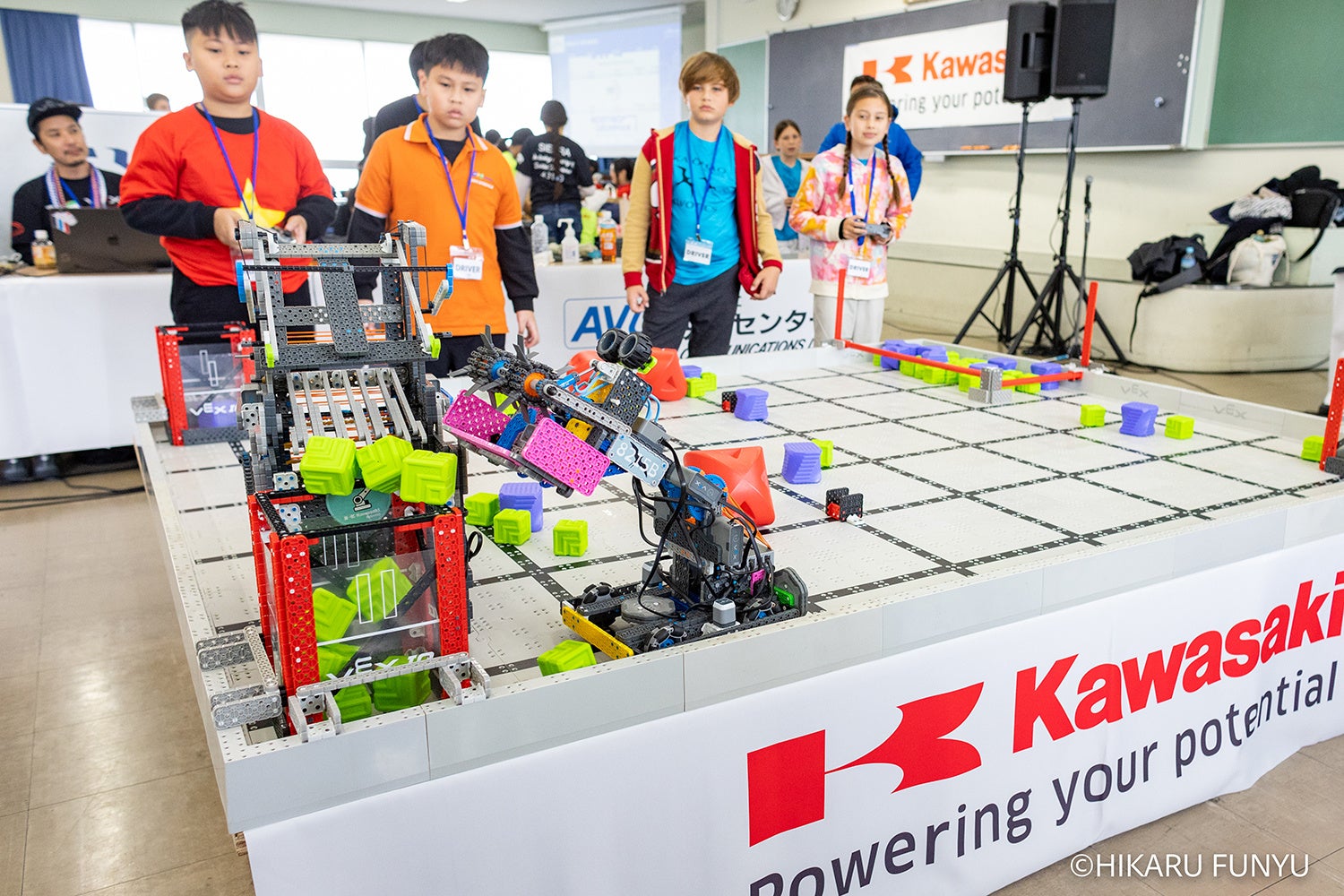 5ヶ国も集まると見たこともない機構をデザインするチームも現れる