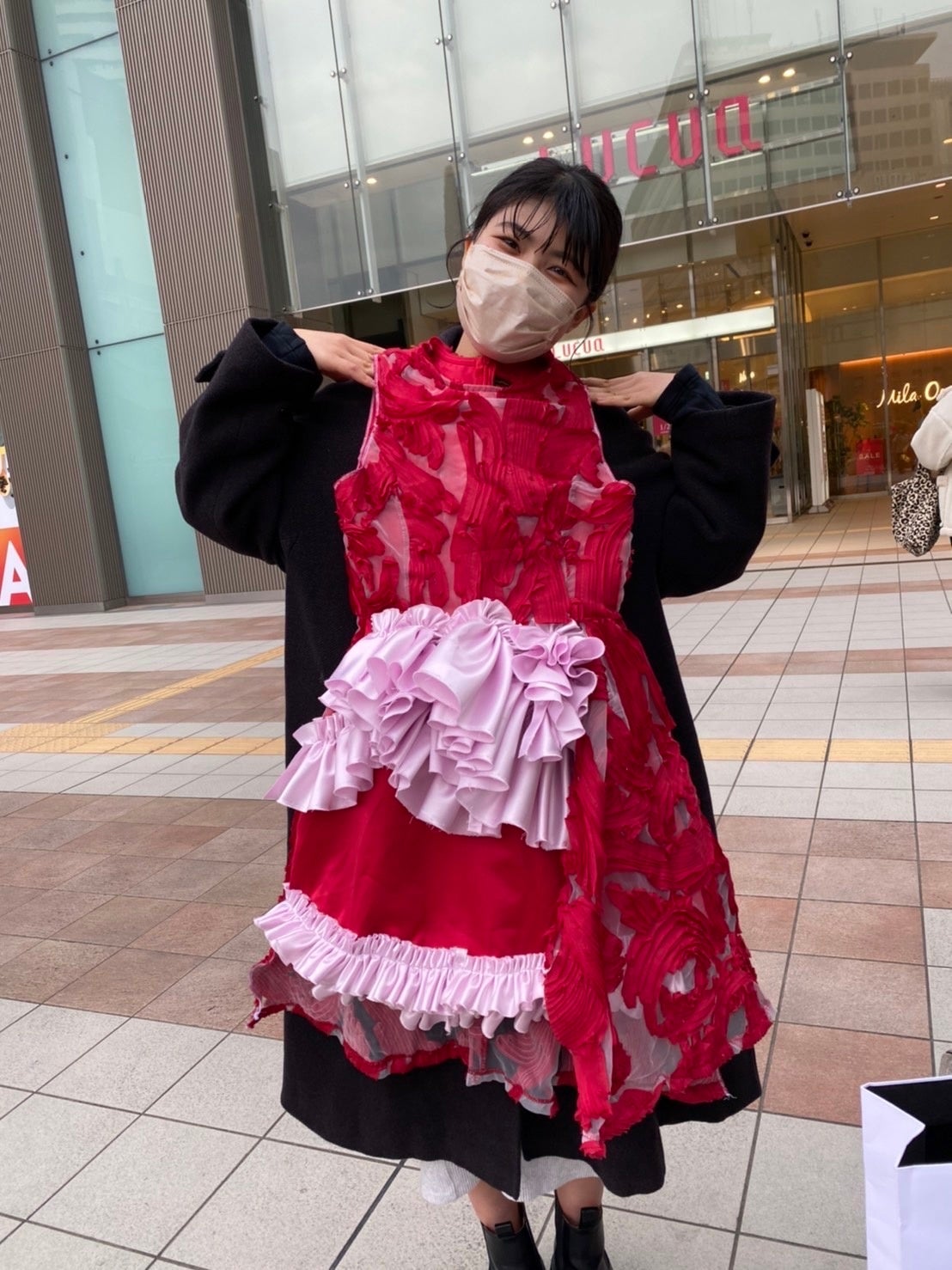 子どもがデザインした絵を元にアップサイクルして製作したワンピース