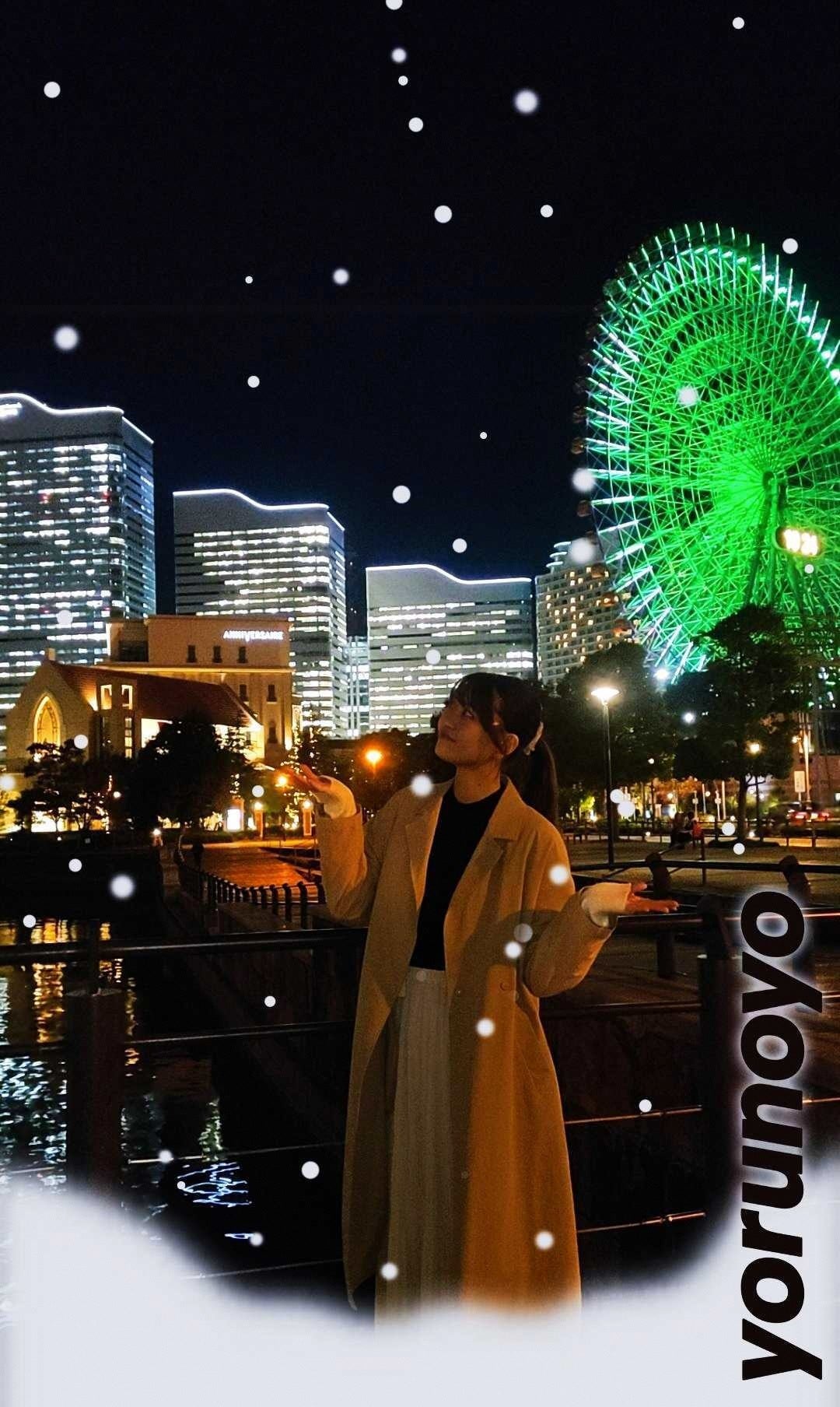 右)雪が舞い散るARフィルター「SnowAR」