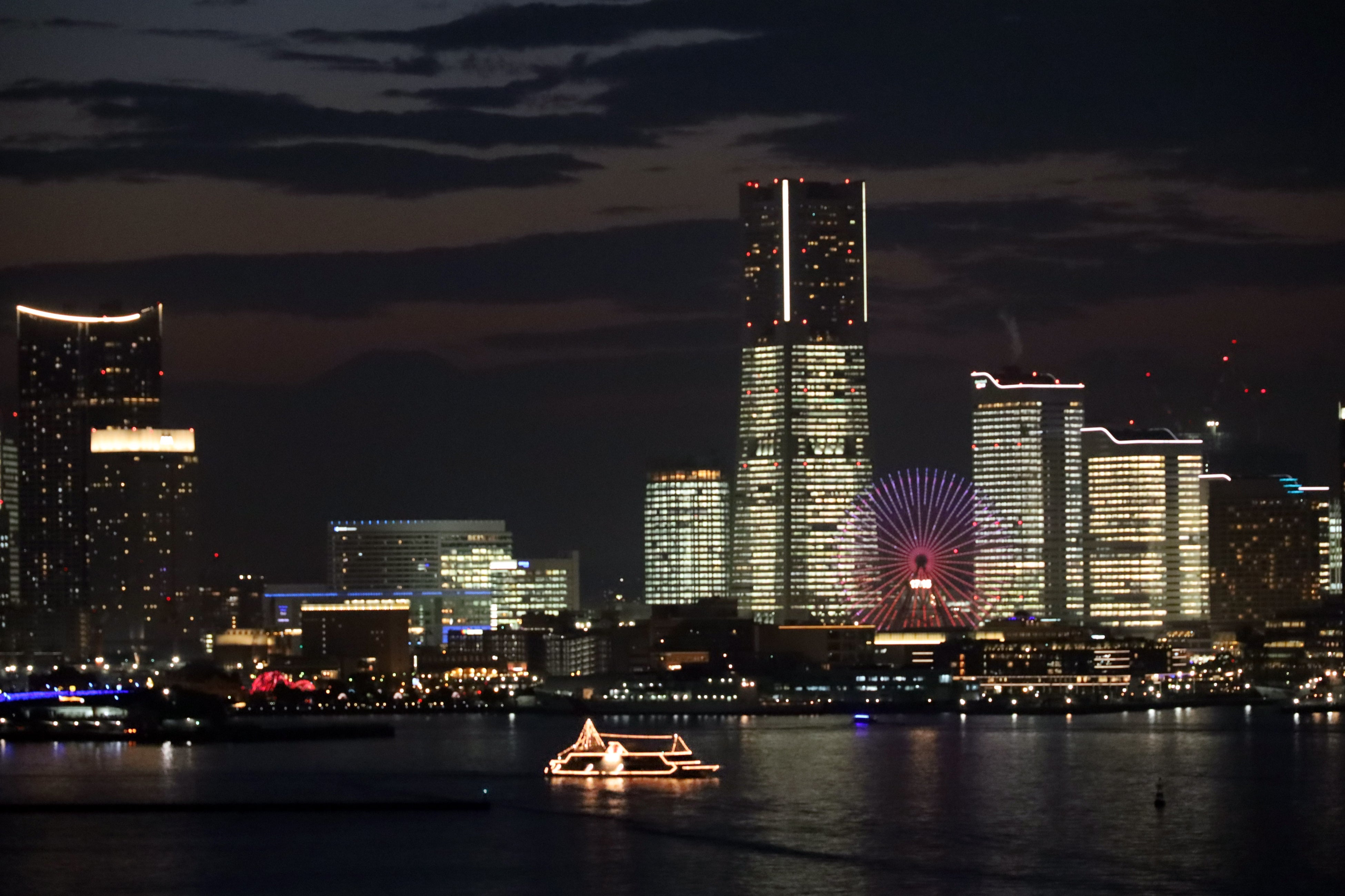 展望室「スカイラウンジ」からの夜景 ©横浜港振興協会