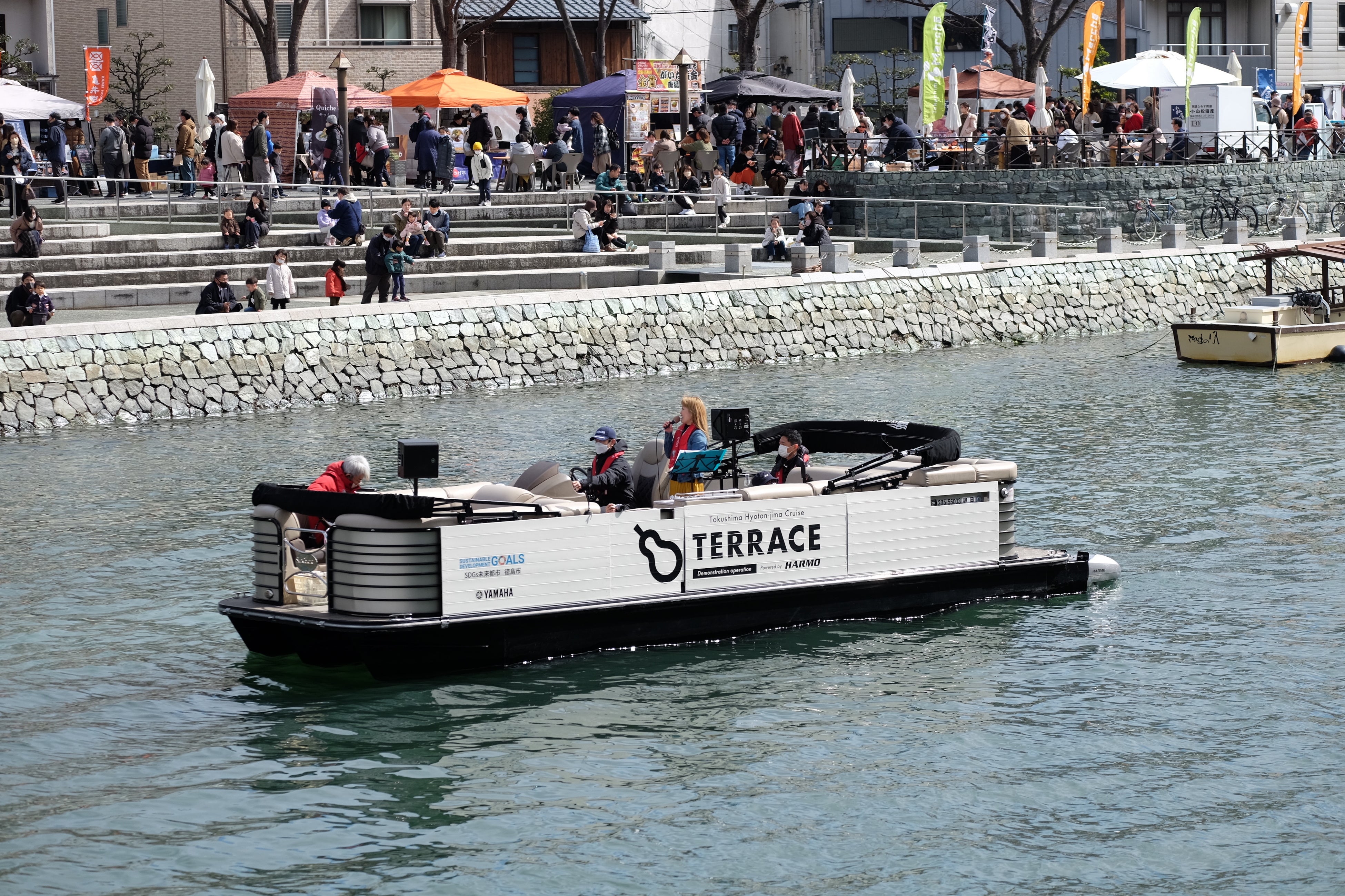 試験艇の静寂性を生かした水上ジャズライブ