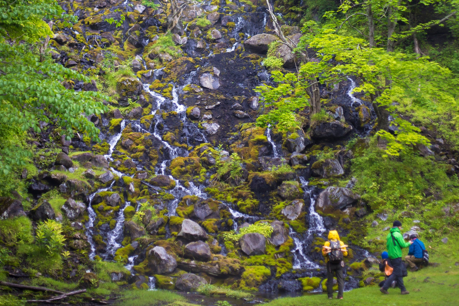 温泉が流れるオンネトー湯の滝