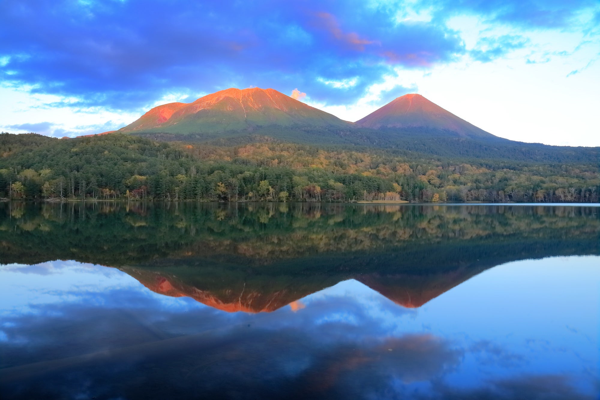 雌阿寒岳(左)と阿寒富士(右)の登山口が隣接