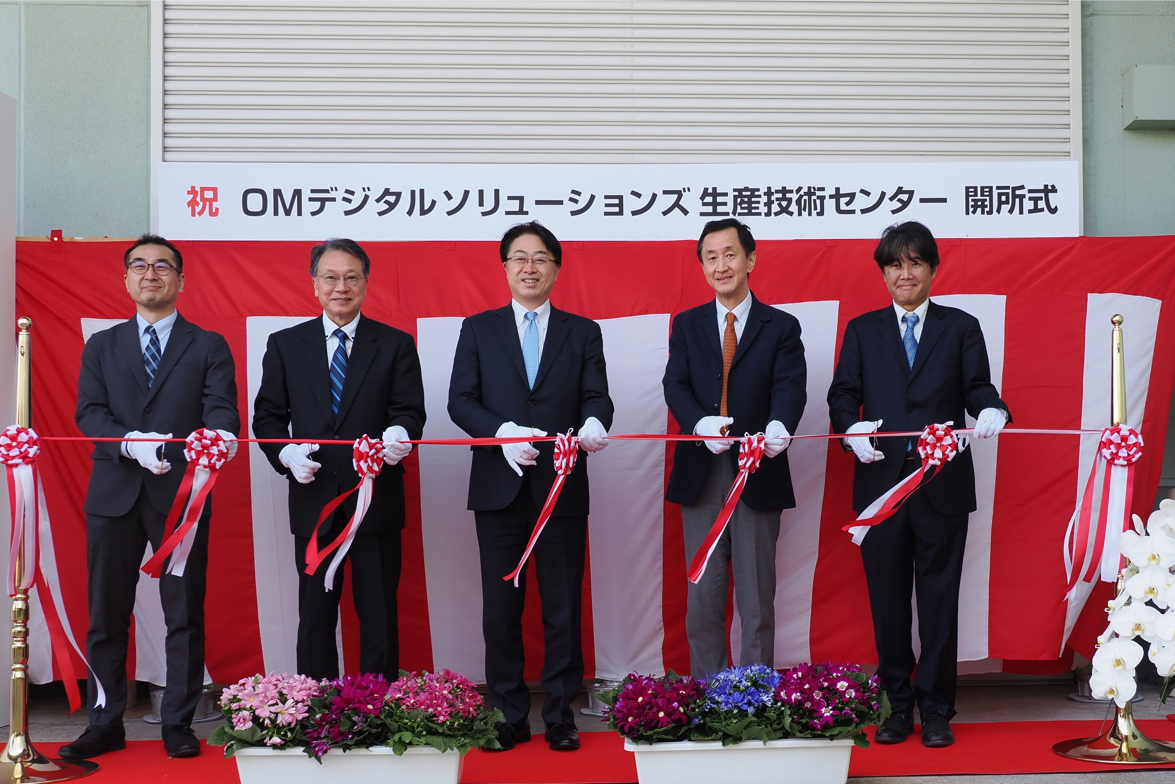 左から、松音英明　製造部門責任者、呉文清 社外取締役、杉本繁実 代表取締役、斎藤裕一監査役、片岡 摂哉 研究開発部門責任者