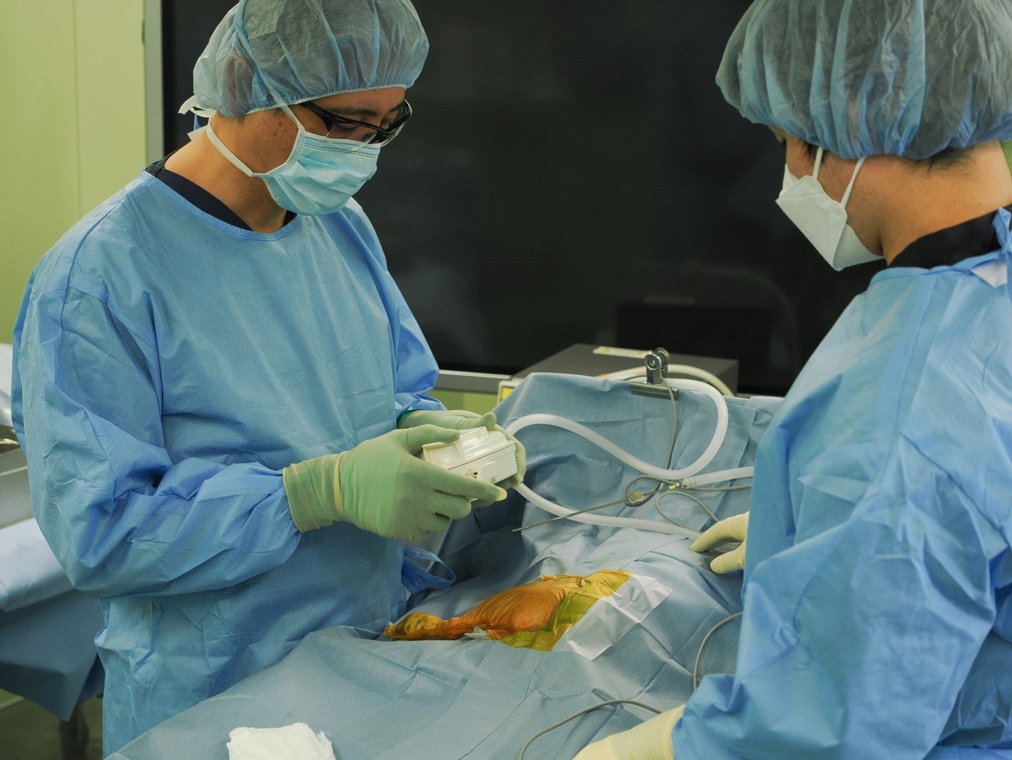 手術部位の近接撮影をする様子