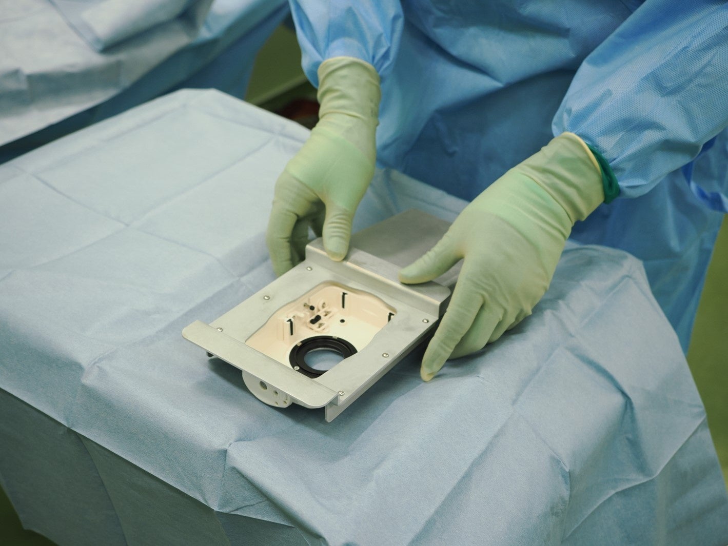 高圧蒸気滅菌対応ハウジングにガイドユニットを取り付ける様子