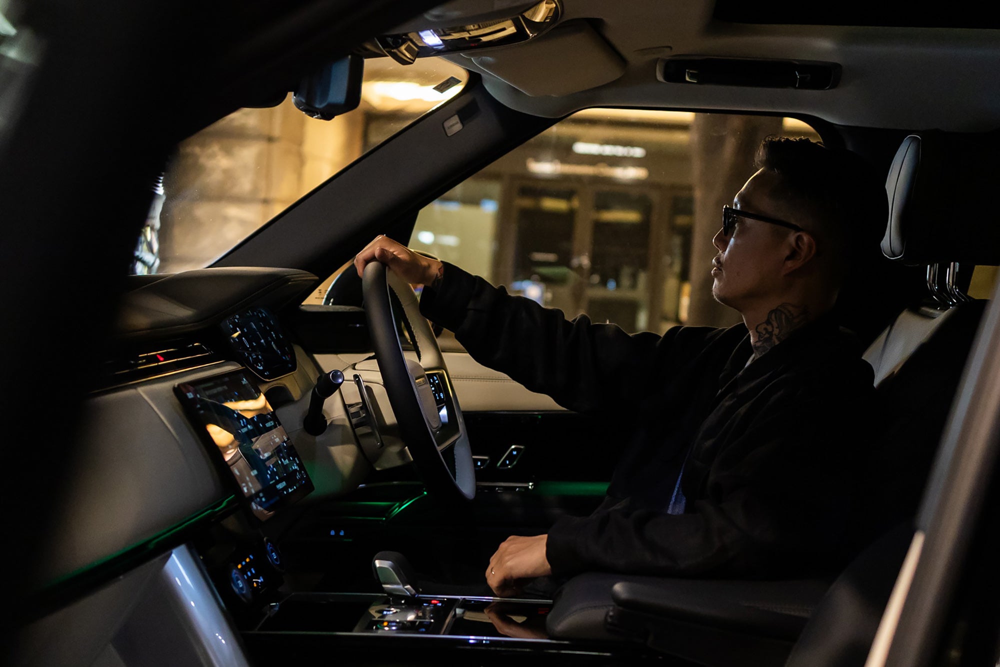 RANGE ROVER V8 HSEを運転中の小島鉄平氏