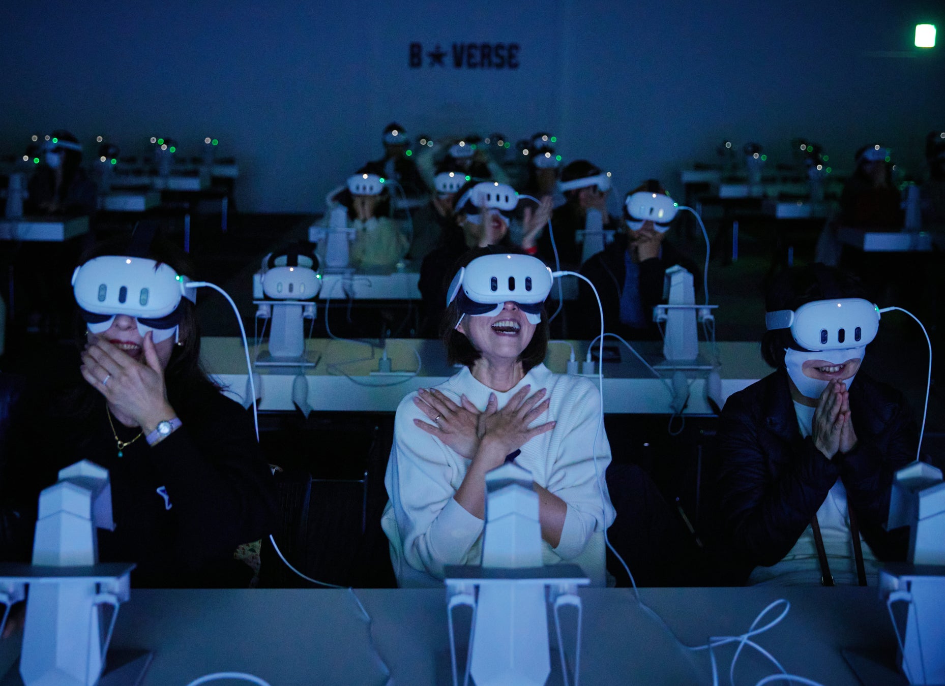 VR シアターを楽しむ様子