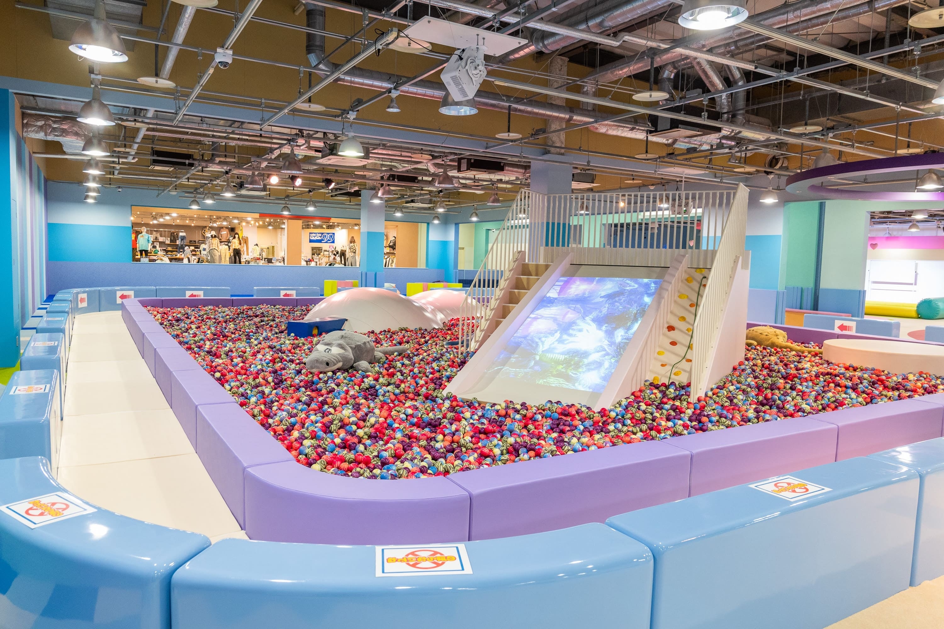 ボールプール／プロジェクションマッピング