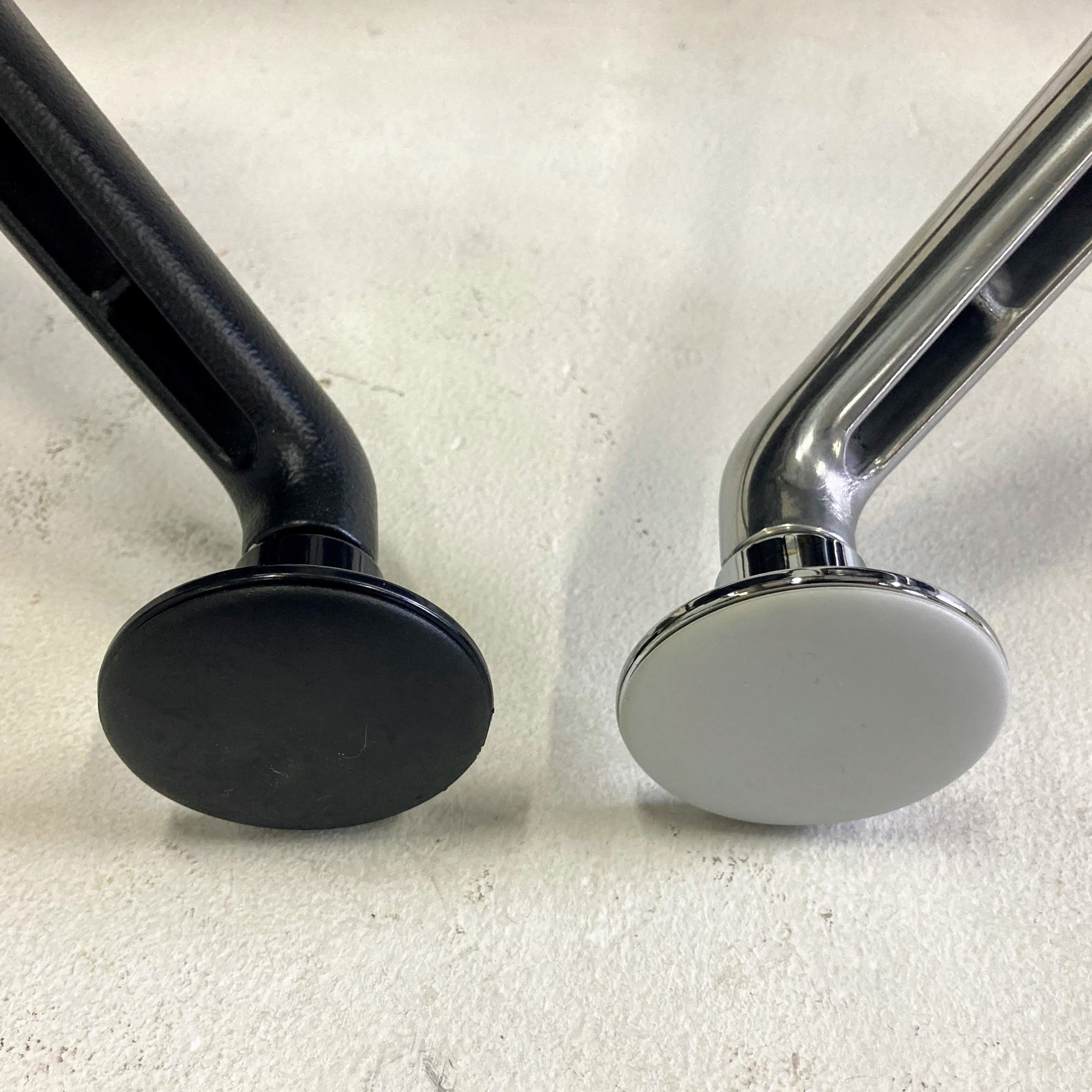 グライズレッグ底面は床を傷めないようポリウレタン仕様となってます。