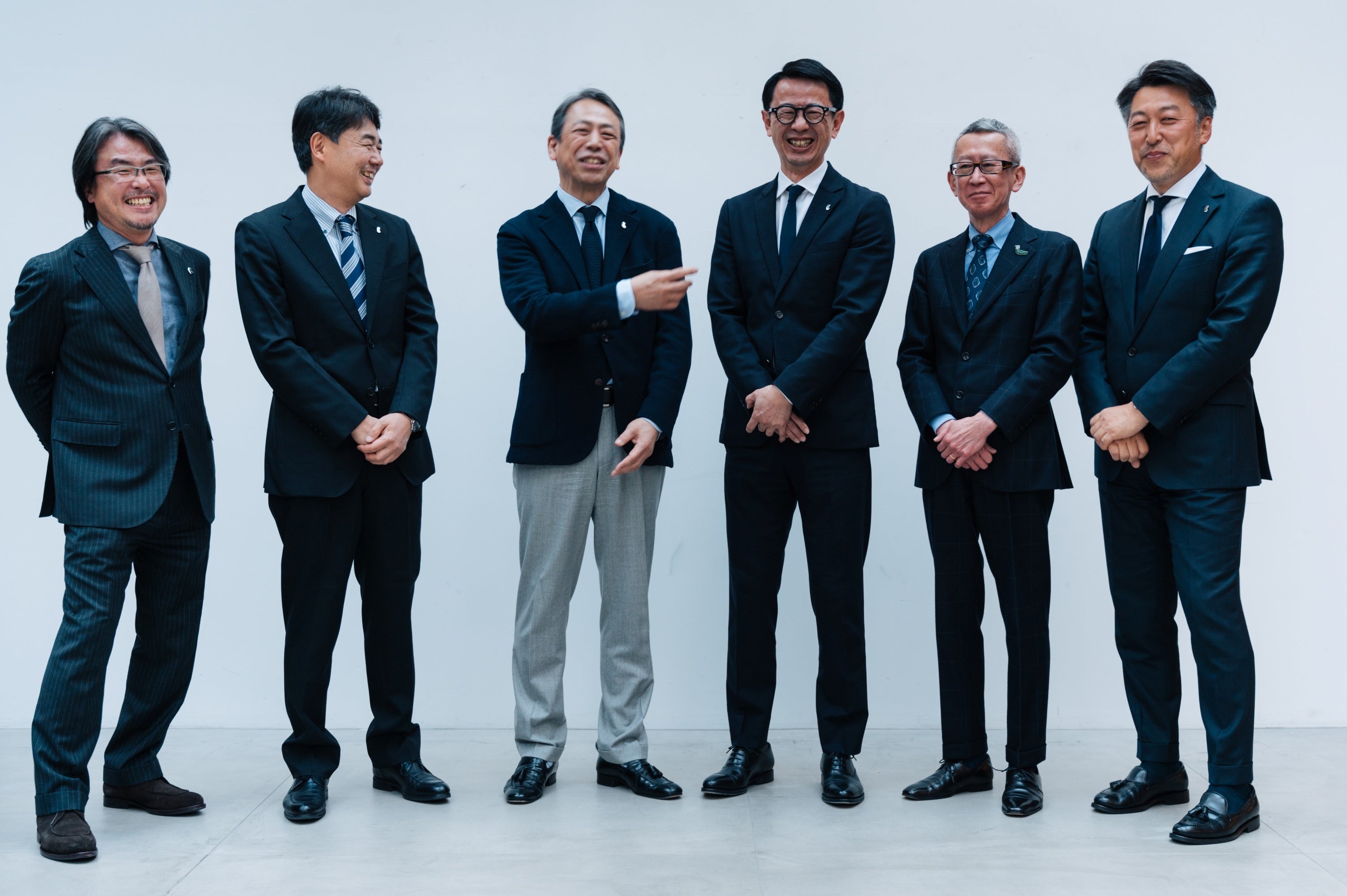 当社経営陣＜左から＞徳永 尚彦 エグゼクティブマネージャー、川添 晃夫 専務取締役、 休山 昭 代表取締役会長、村田 謙 代表取締役社長、大重 亨 ブランドディレクター、三橋 秀和 エグゼクティブマネージャー