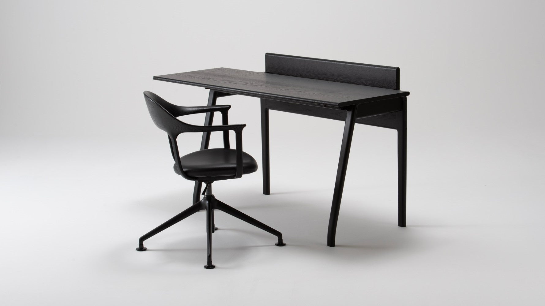 デスク：W1400mm／BK 　チェア：BK／BK／レザー（グライズ仕様）