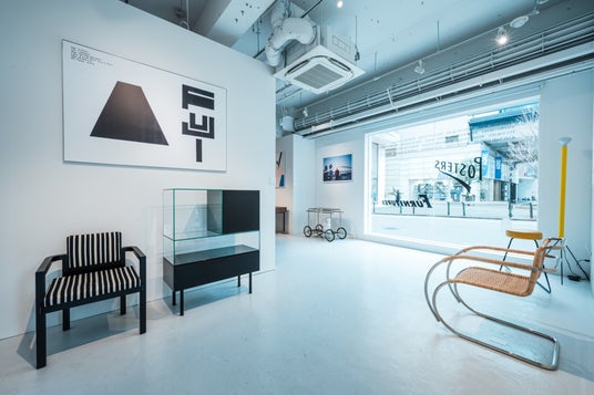 アクタス、ポスターと家具のデザインが織りなす空間企画展『POSTERS × FURNITURES』展示に協力。
