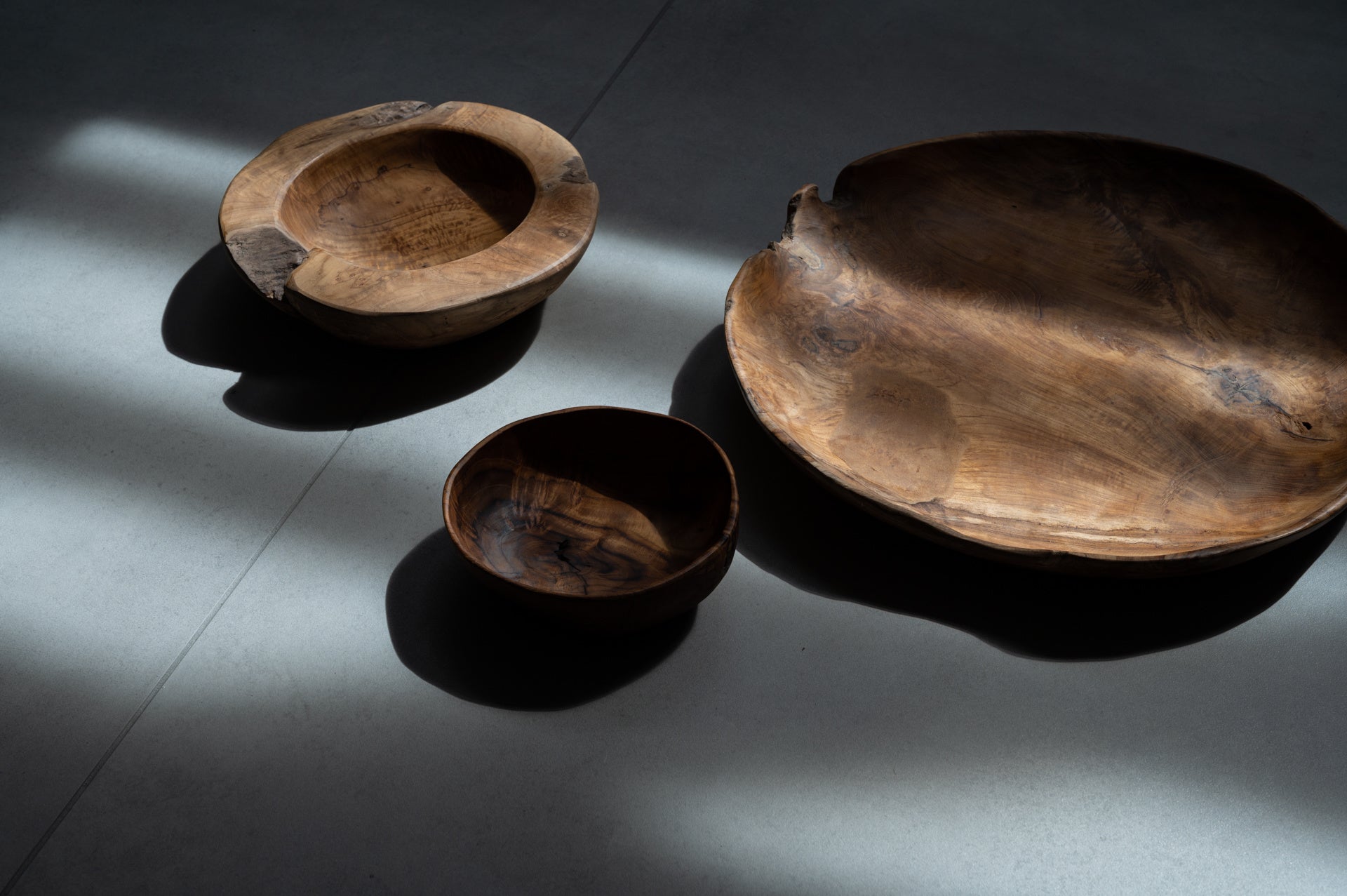 左から時計回りに ボウル30cm13,200円(税込)、プレート50cm11,000円(税込)、ボウル20cm4,950円(税込) *素材の形状を活かしておりますので1点1点サイズ、形が異なります。