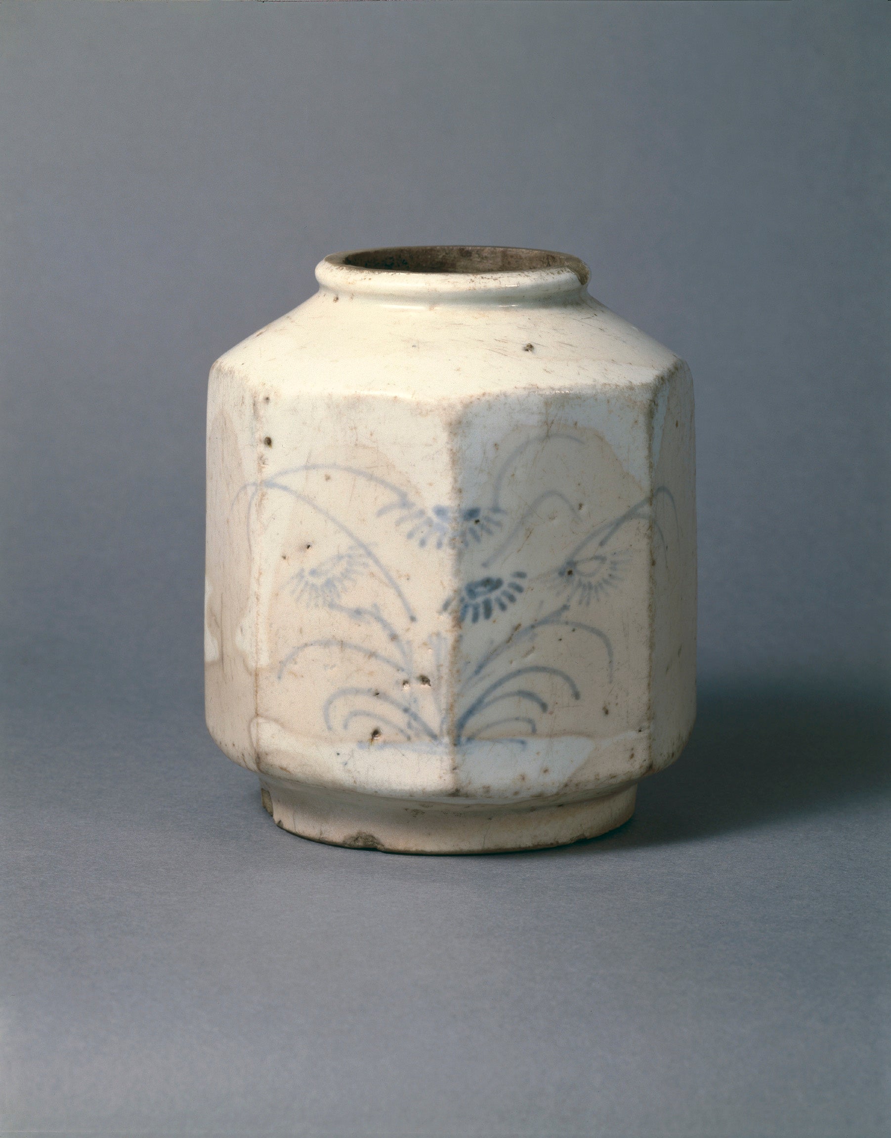 染付秋草文面取壺（朝鮮時代 18世紀）