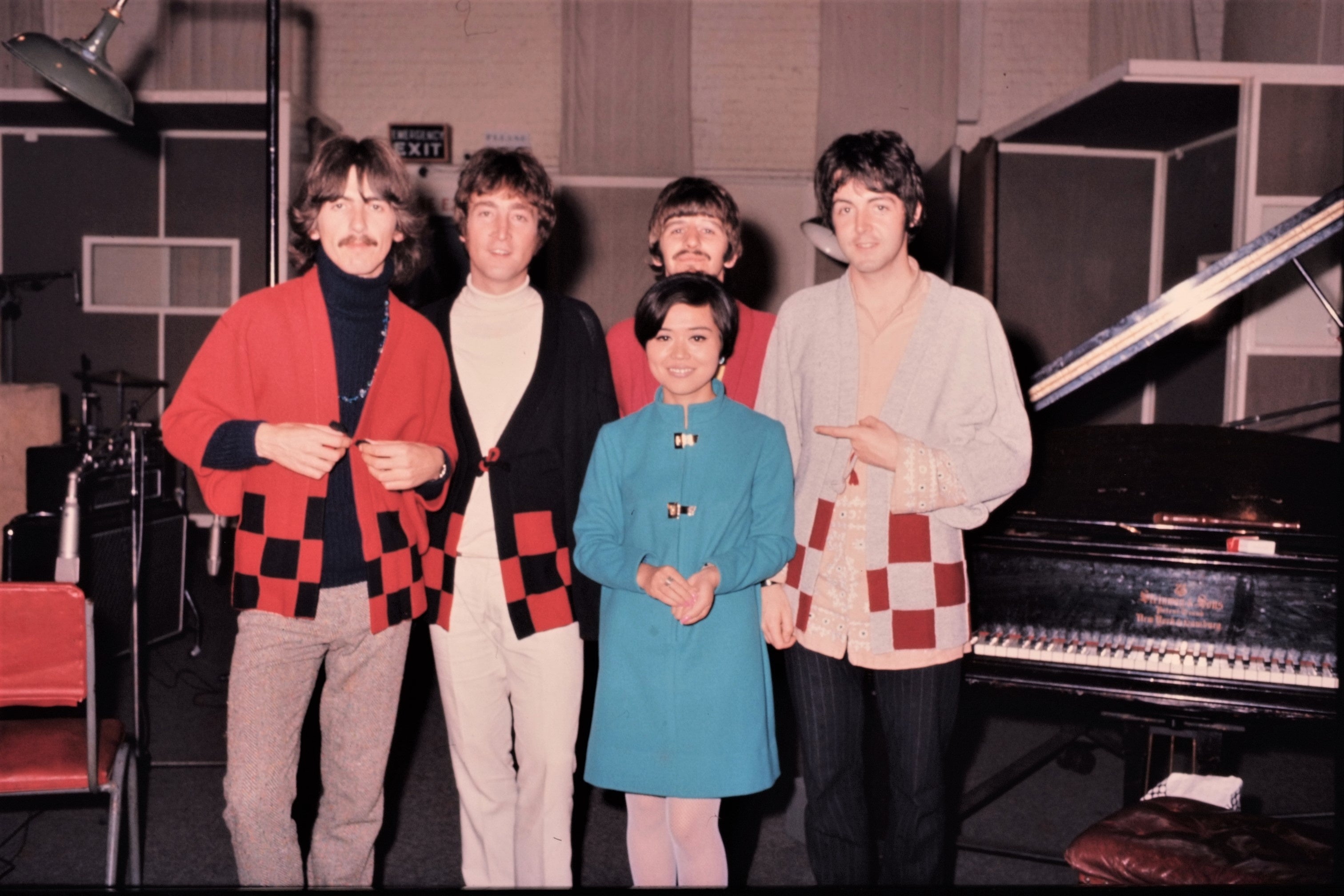 1967年　EMIスタジオで「フール・オンザ・ヒル」レコーディング中の4人の取材