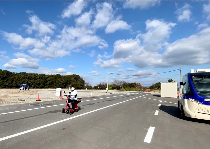 自動運転車両とパーソナルモビリティ「GOGO!シェア」
