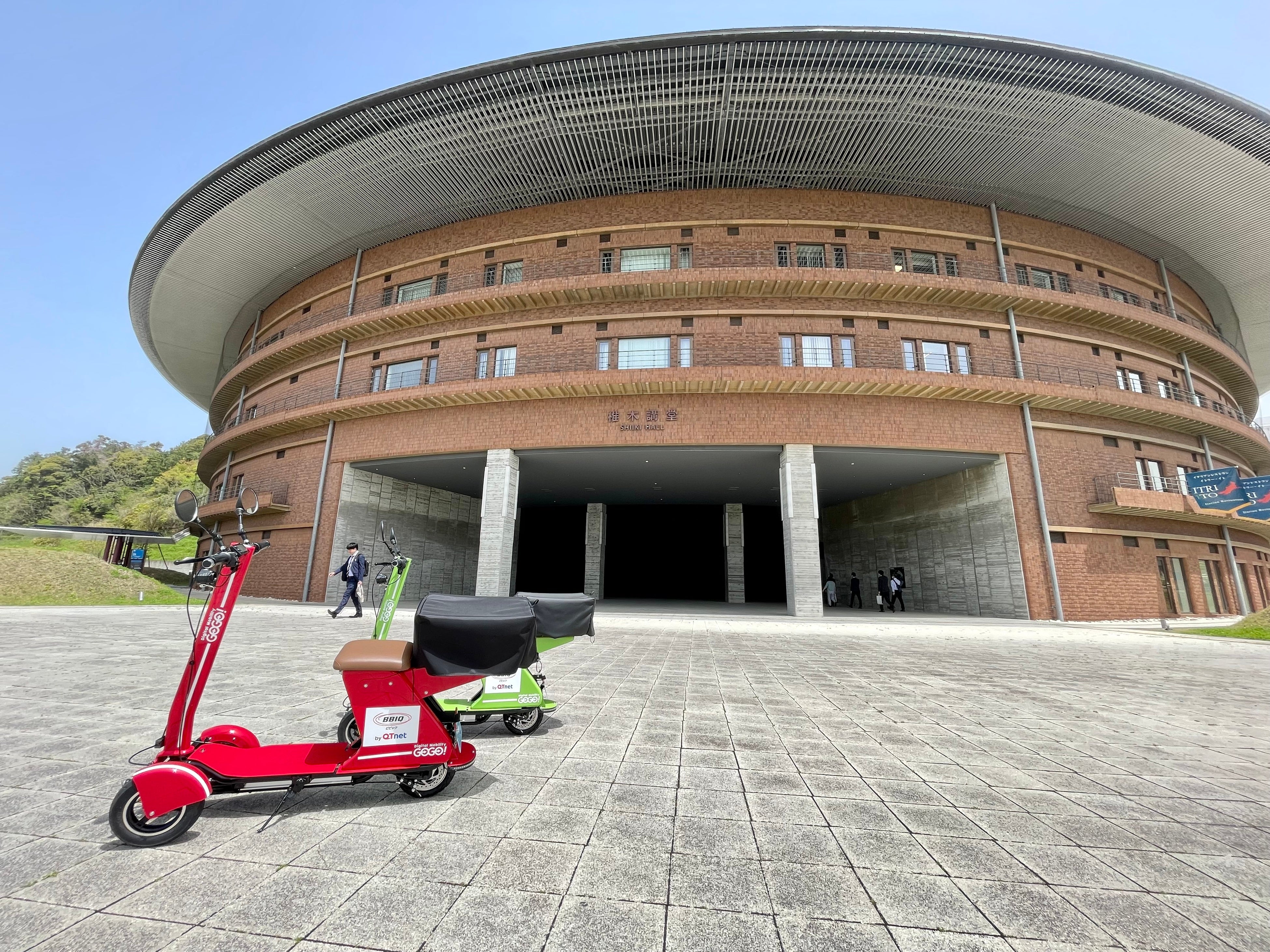 九州大学椎木講堂と電動３輪バイクGOGO!R