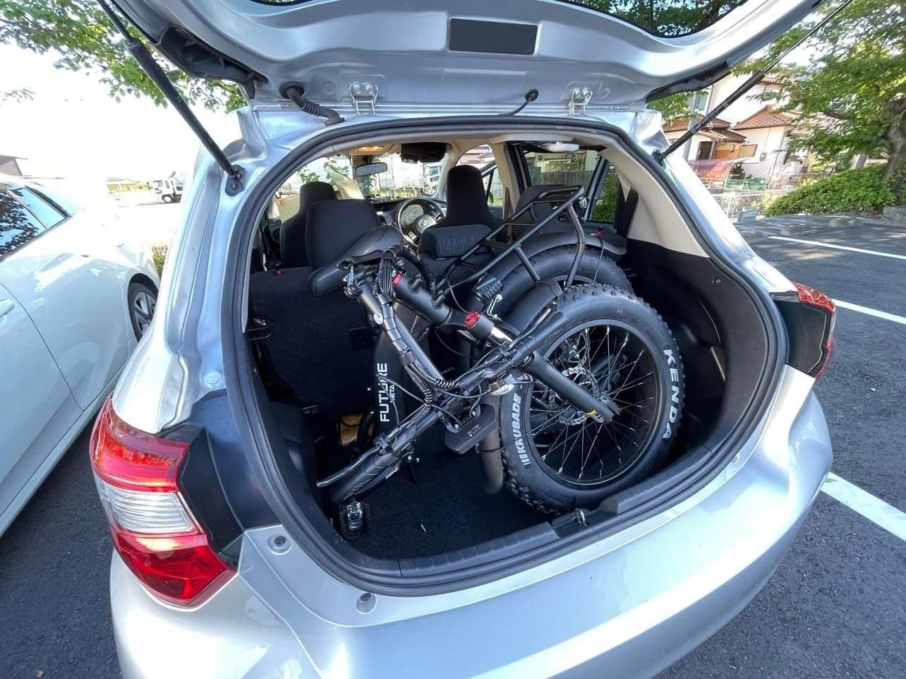 コンパクトカーにも収まる折りたたみボディ