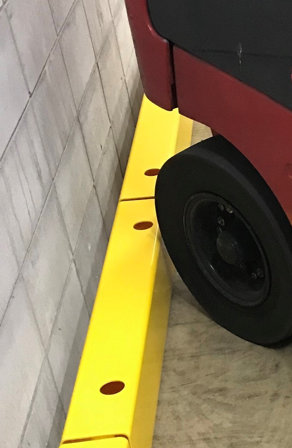 フクビ化学⼯業／物流施設や倉庫・⼯場などにおいて、フォークリフトの壁⾯衝突を回避させる視認材 「樹脂製フォークガード175」を発売｜通販物流