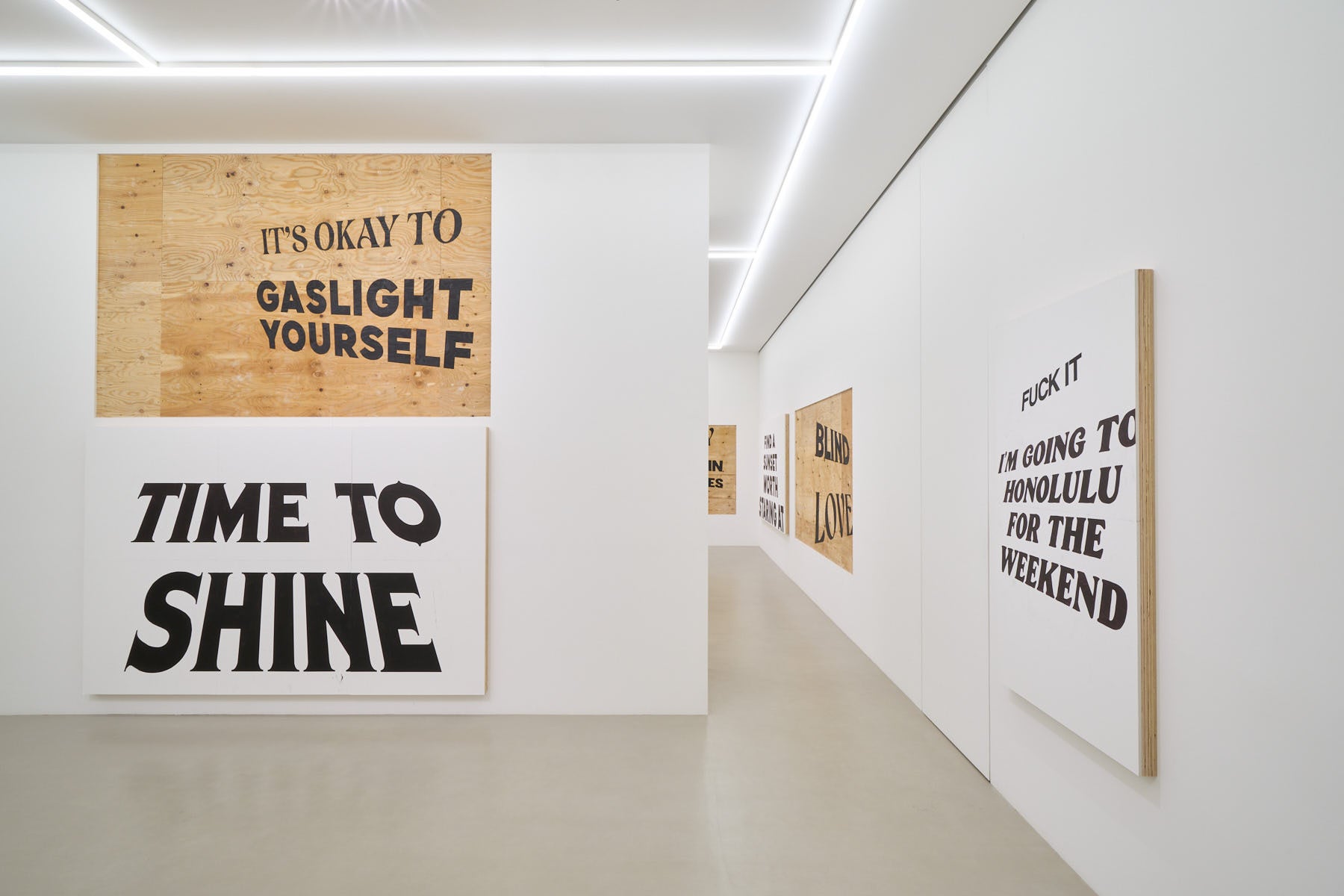 言語を扱う現代アーティスト、マイケル・ホーによる個展