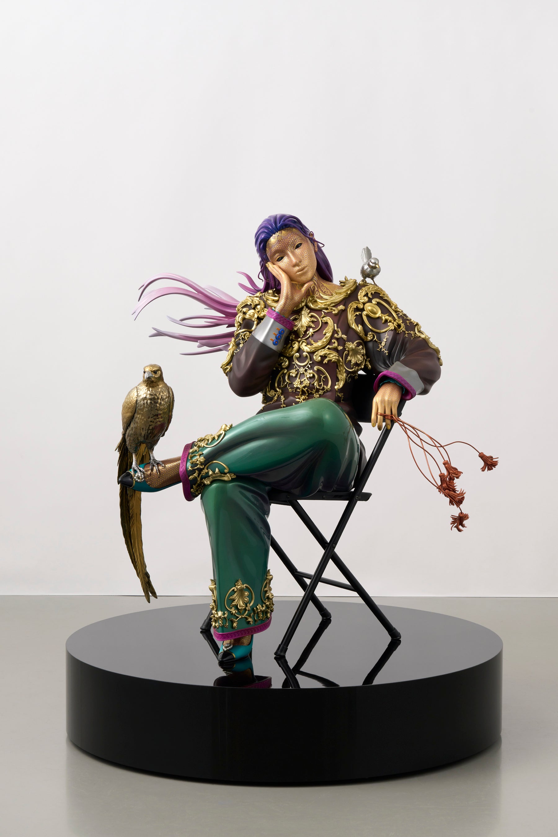 松山智一《This is What It Feels Like ED.2》2023年 個人蔵 FRP、木、スチール、エポキシ、ポリウレタン、アクリル、金箔 120×110×110cm